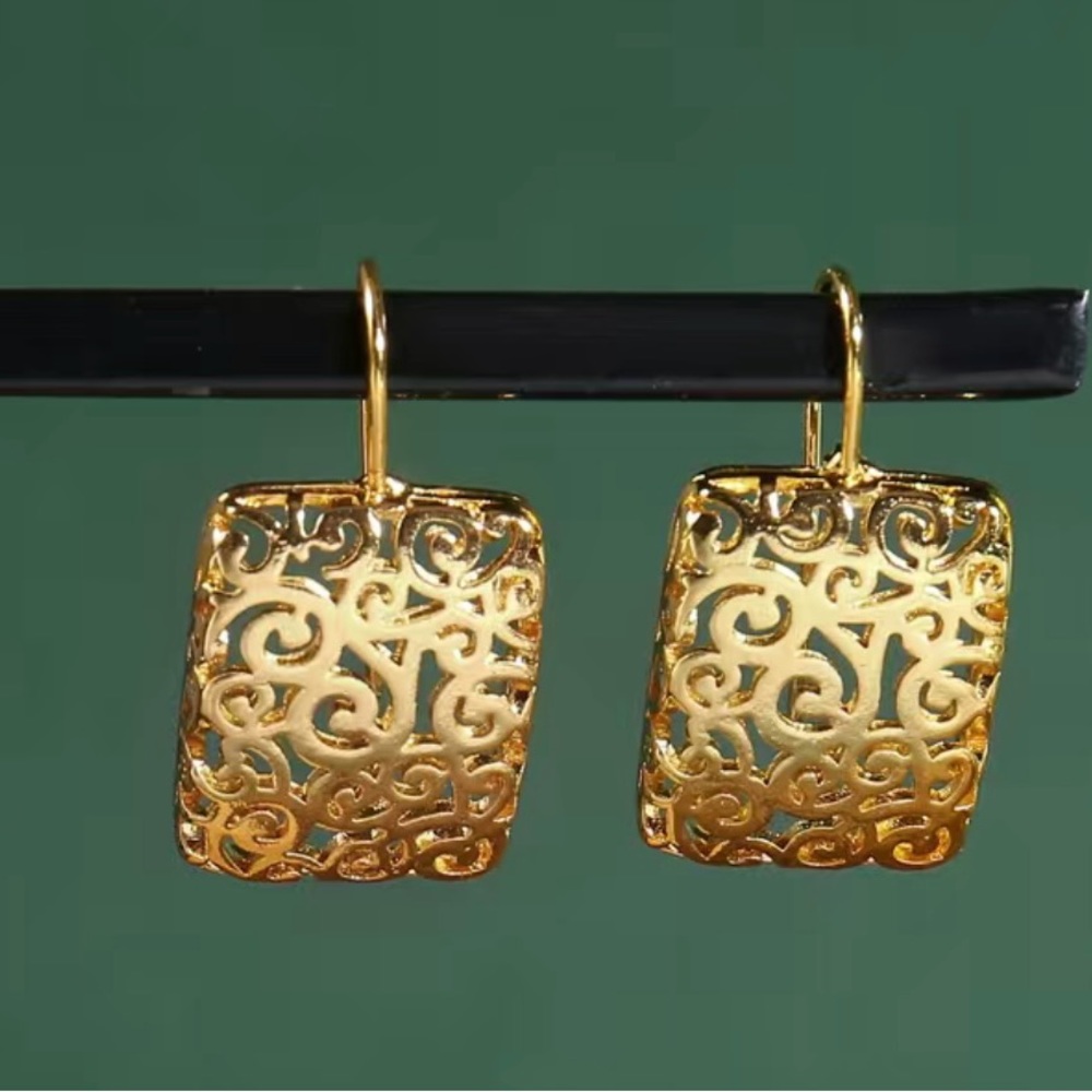 Earrings NIP Vintage style deep golden , scroll pattern. Lightweight. 1”x.5” wow